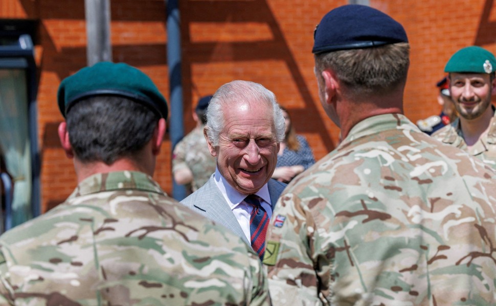 Επίσκεψη του βασιλιά Καρόλου σε στρατιωτική σχολή στη νότια Αγγλία. Φωτογραφία: Reuters