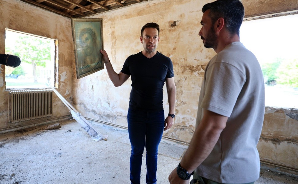 Ο Στέφανος Κασσελάκης με την εικόνα του Χριστού σε κατεστραμμένο κτίσμα στο Βλοχό Καρδίτσας (φωτο: Intime)
