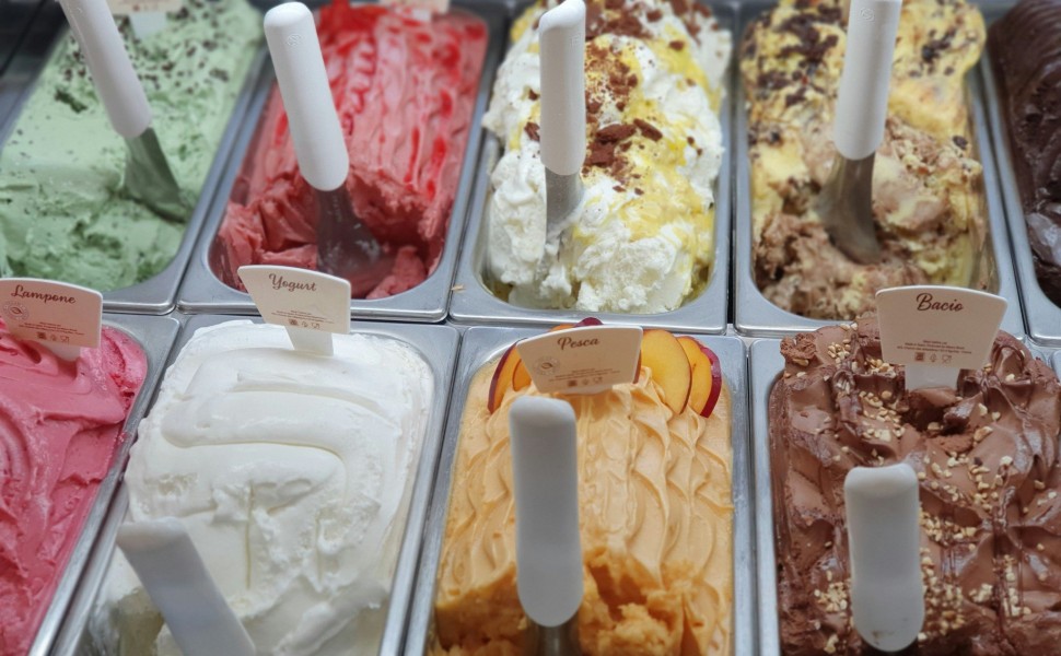 Καλοκαίρι με παγωτό πιο ακριβό έως και 25% λόγω των ανατιμήσεων στις διεθνείς τιμές του κακάο / Unsplash Lama Roscu