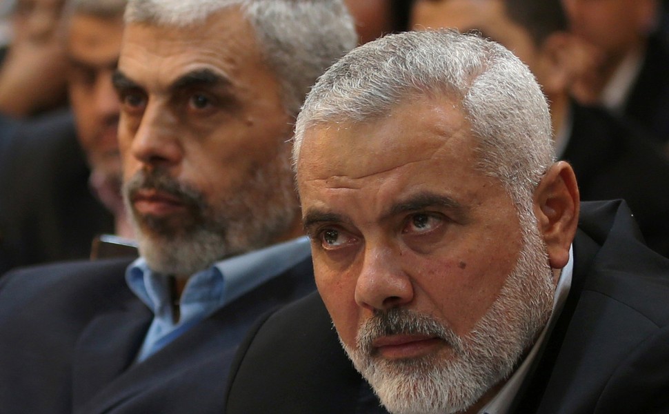 Ο ηγέτης του κινήματος της Χαμάς στη Λωρίδα της Γάζας, Γιαχία Σινουάρ, και ο ανώτερος ηγέτης της Χαμάς, Ισμαήλ Χανίγια / πηγή: ΑΠΕ EPA