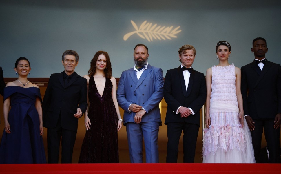 O Γιώργος Λάνθιμος με το cast της νέας του ταινίας Kind of Kindness στο φεστιβάλ των Καννών / Reuters