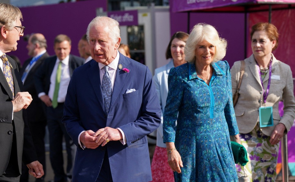 Ο Βασιλιάς Κάρολος και η Βασίλισσα Καμίλα κατά την επίσκεψή τους στην Ανθοκομική Έκθεση του Τσέλσι / REUTERS
