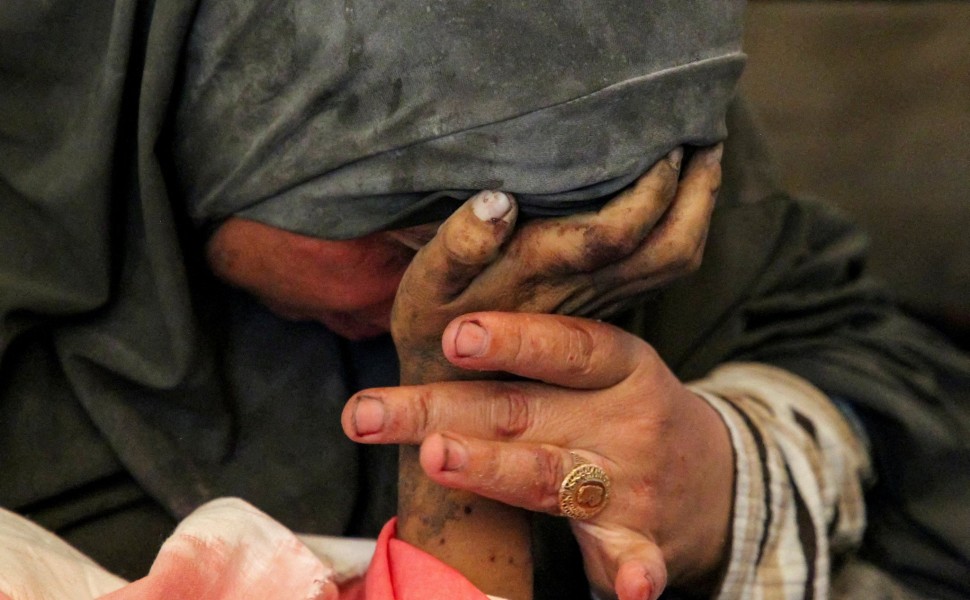 Ράφα: Μία μητέρα κλαίει κρατώντας το χέρι του νεκρού γιου της / Reuters