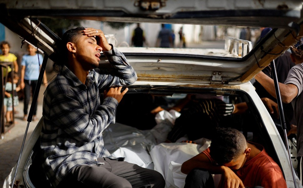 Πολλές γυναίκες και παιδιά ανάμεσα στα θύματα από το ισραηλινό χτύπημα στη Ράφα / Reuters