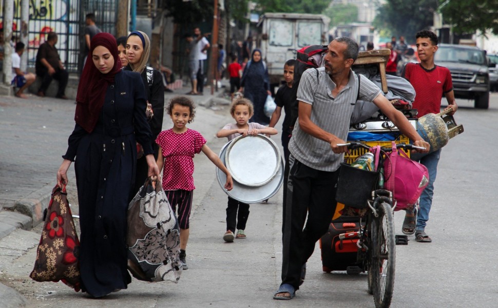 Εκτοπισμένοι κάτοικοι της Γάζας μετά το ξέσπασμα του πολέμου / Reuters
