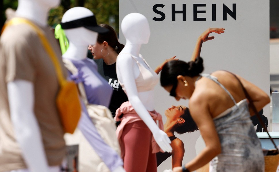 Γυναίκες ψωνίζουν σε pop up κατάστημα της κινεζικής εταιρείας Shein / Reuters