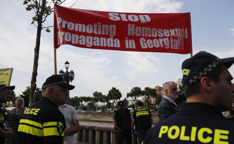 Διαμαρτυρία κατά της «ΛΟΑΤΚΙ προπαγάνδας» στη Γεωργία. ZURAB KURTSIKIDZE/EPA/ΑΠΕ-ΜΠΕ