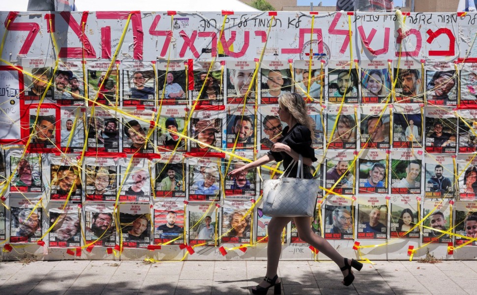 Τοιχοκολλημένες οι φωτογραφίες των ισραηλινών ομήρων που βρίσκονται ακόμη παγιδευμένοι στη Λωρίδα της Γάζας / Reuters