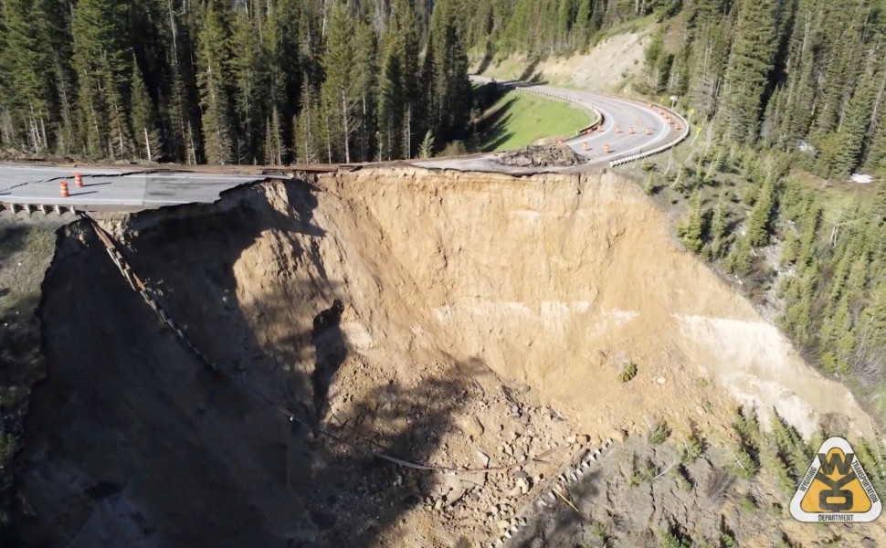Η καταστροφή στον αυτοκινητόδρομο Teton Pass. Reuters
