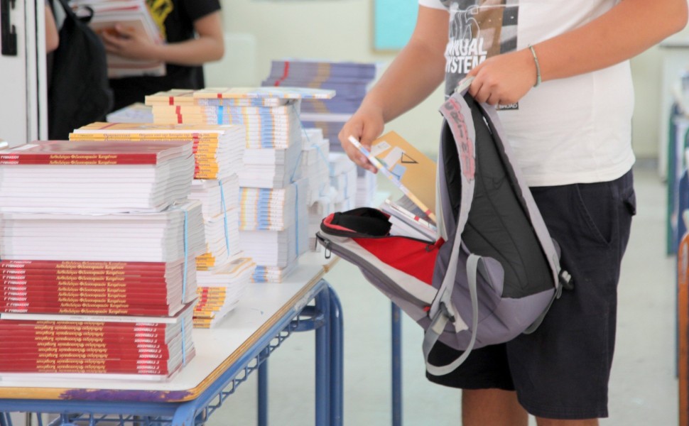 Μαθητές παραλαμβάνουν τα νέα σχολικά βιβλία / Eurokinissi