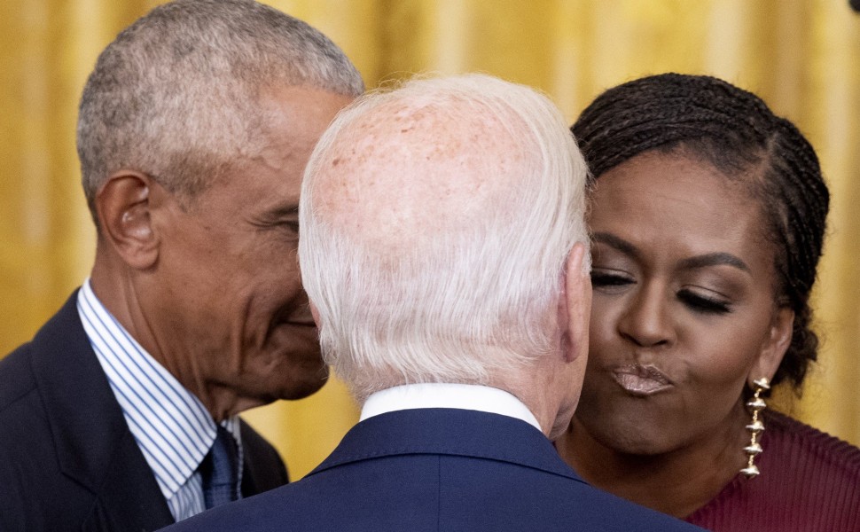 Η Μισέλ Ομπάμα φιλάει τον νυν Αμερικανό Πρόεδρο Τζο Μπάιντεν / Φωτογραφία αρχείου ΑΠΕ