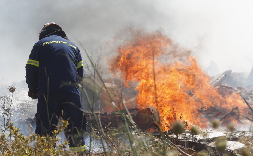 Πυροσβέστης προσπαθεί να σβήσει εστία φωτιάς / Eurokinissi