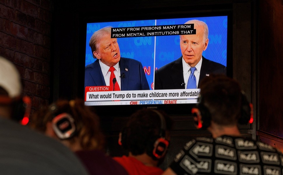 Στιγμιότυπο από θεατές την ώρα που παρακολουθούν το debate Μπάιντεν-Τραμπ στην Ατλάντα. Φωτό: Reuters