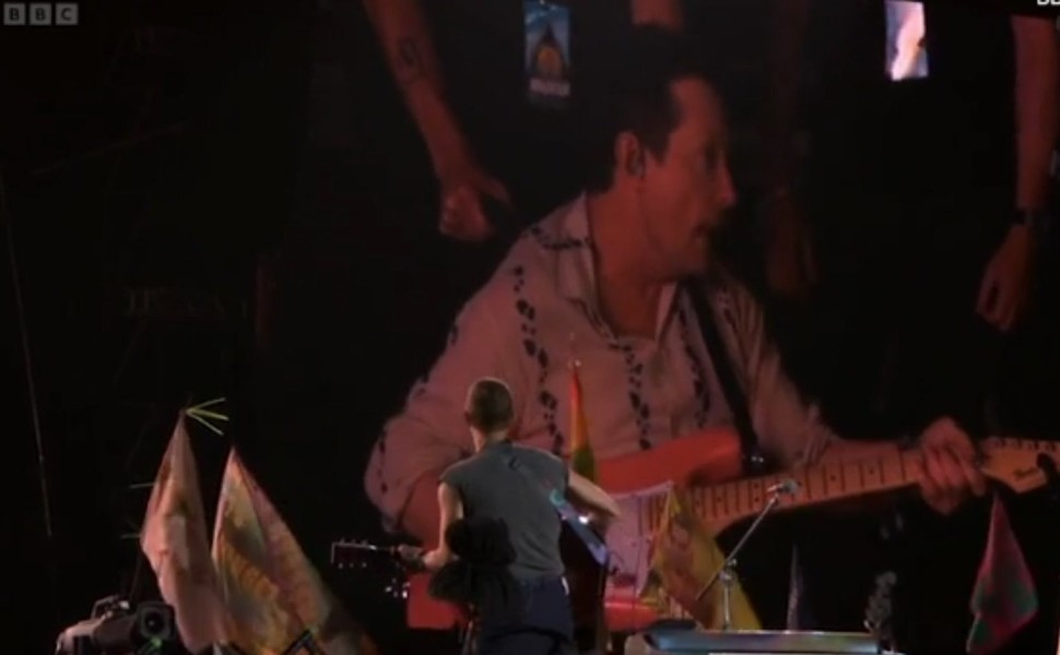Ο Michael J. Fox παίζει κιθάρα σε συναυλία των Coldplay