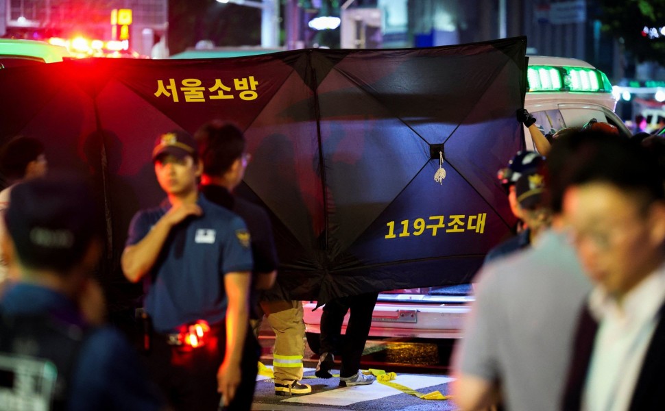 Στιγμιότυπα από το τραγικό δυστύχημα στη Σεούλ, όταν αυτοκίνητο έπεσε πάνω σε πεζούς. Φωτό: Reuters