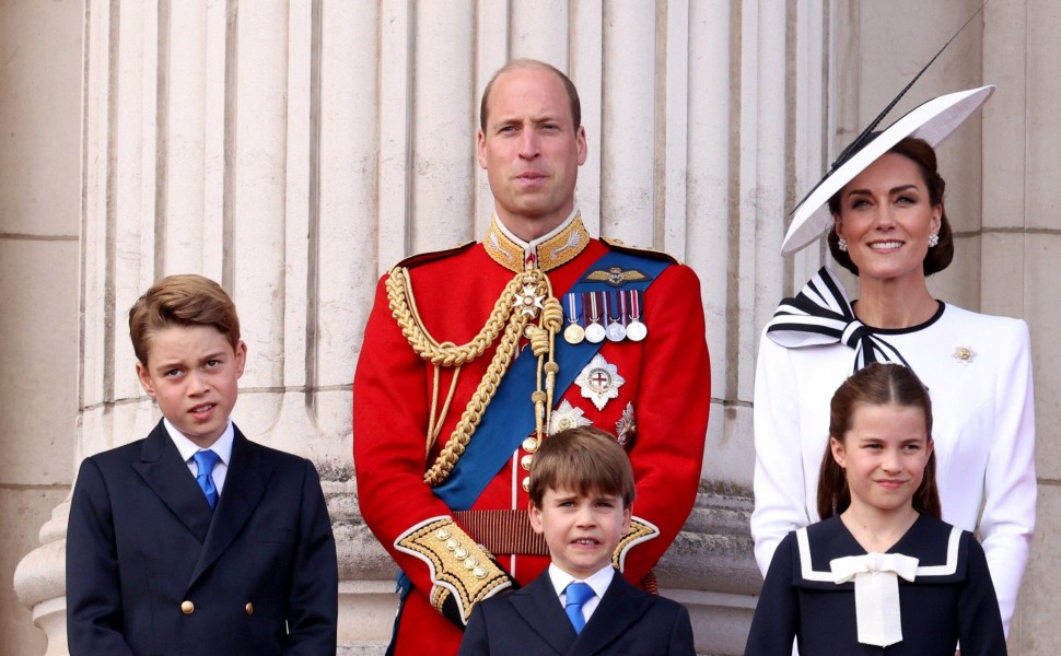 Ο πρίγκιπας Ουίλιαμ με την οικογένειά του στο μπαλκόνι του Μπακιγχαμ / Reuters