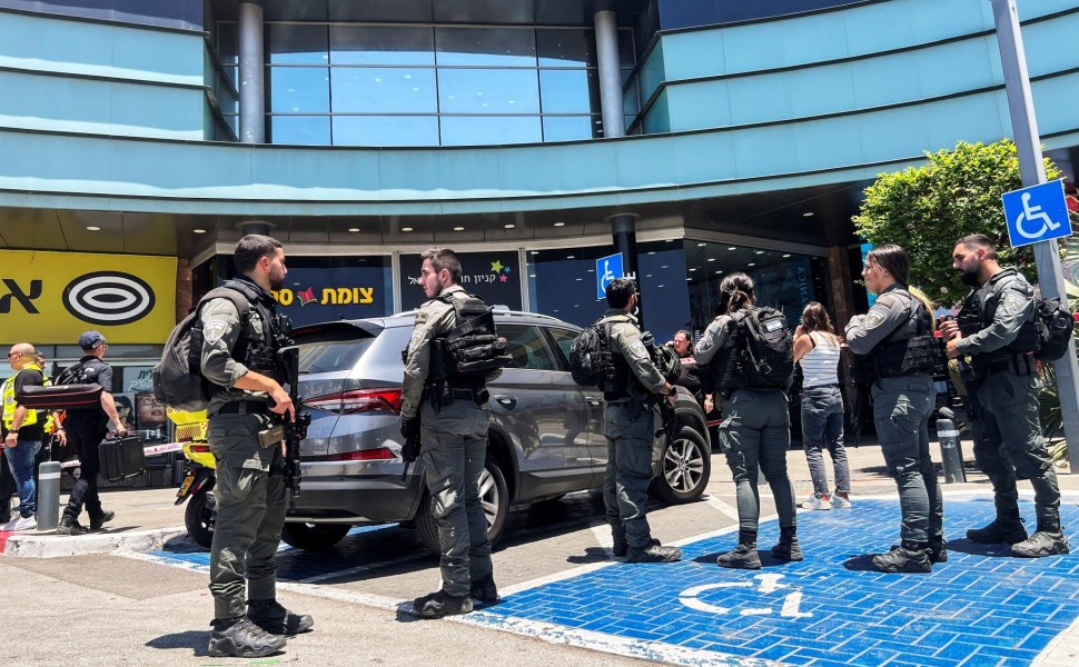 Ισχυρές αστυνομικές δυνάμεις στο εμπορικό κέντρο που έγινε επίθεση με μαχαίρι στο Ισραήλ / Reuters