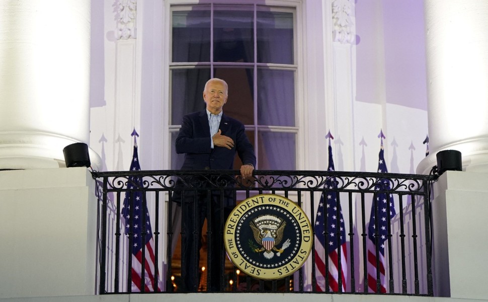 Ο πρόεδρος των ΗΠΑ Τζο Μπάιντεν στο μπαλκόνι του Λευκού Οίκου /Reuters