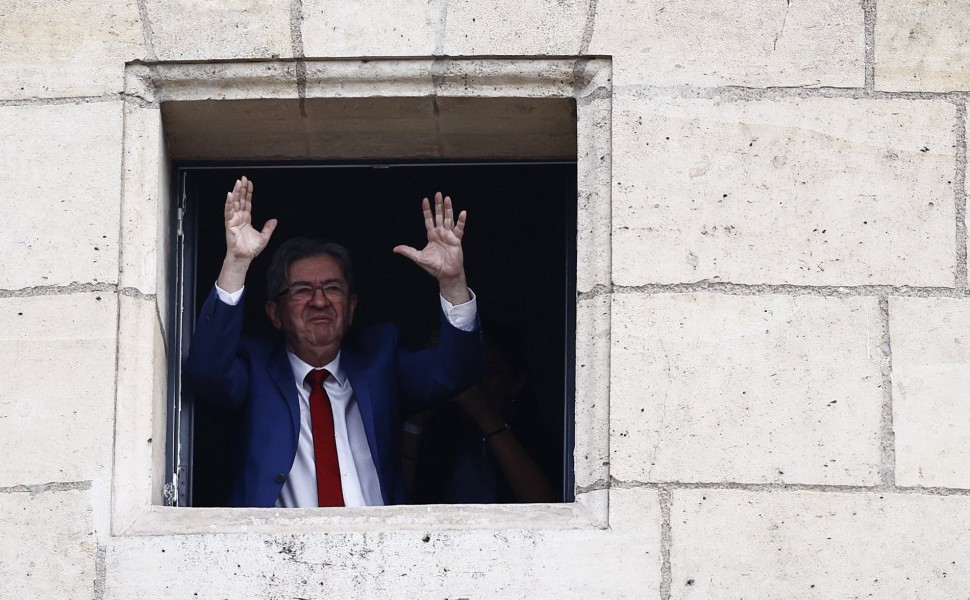 O Ζαν Λικ Μελανσόν πανηγυρίζει την πρωτιά στις εκλογές στη Γαλλία / Reuters