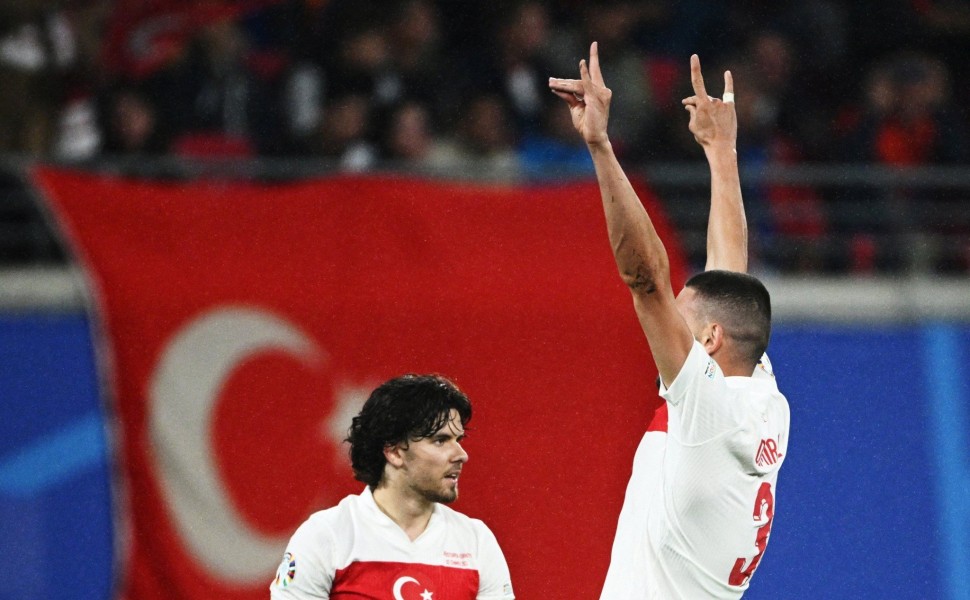 Ο παίκτης της Εθνικής Τουρκίας, Ντεμιράλ πανηγυρίζει σχηματίζοντας με τα δάχτυλά του το σήμα των Γκρίζων Λύκων/Reuters