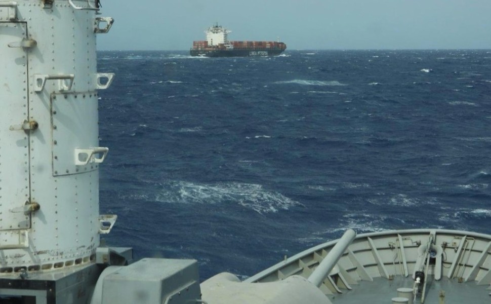 Η φρεγάτα «ΨΑΡΑ» σε αποστολή προστασίας εμπορικού πλοίου στον Κόλπο του Άντεν