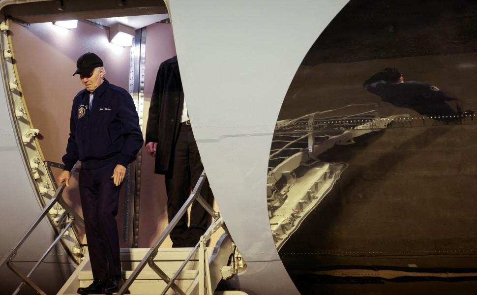 Ο Τζο Μπάιντεν κατεβαίνει από το Air Force One / Reuters