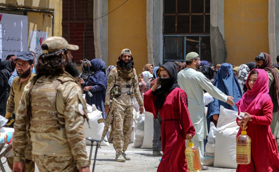 Γυναίκες στους δρόμους της Καμπούλ περπατούν δίπλα σε οπλισμένους Ταλιμπάν / Φωτογραφία αρχείου ΑΠΕ - EPA