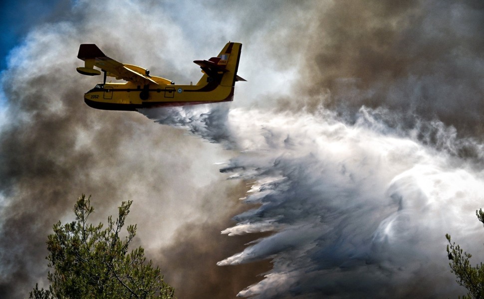 Τα αεροσκάφη της Π.Υ. επιχειρούν μία «ανάσα» από τις φλόγες στη φωτιά στο Σοφικό / Eurokinissi