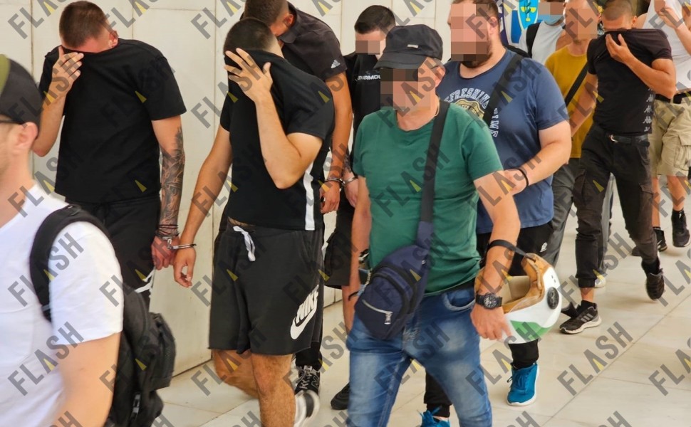 Εικόνα από τη μεταγωγή συλληφθέντων για τα επεισόδια έξω από το γήπεδο του Παναθηναϊκού (φωτο: Flash.gr)