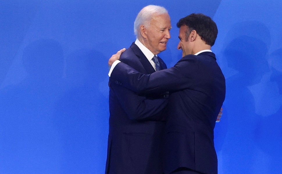 Ο Γάλλος πρόεδρος Εμανουέλ μακρόν αγκαλιάζει τον Αμερικανό πρόεδρο Τζο Μπάιντεν στη Σύνοδο του ΝΑΤΟ / Reuters