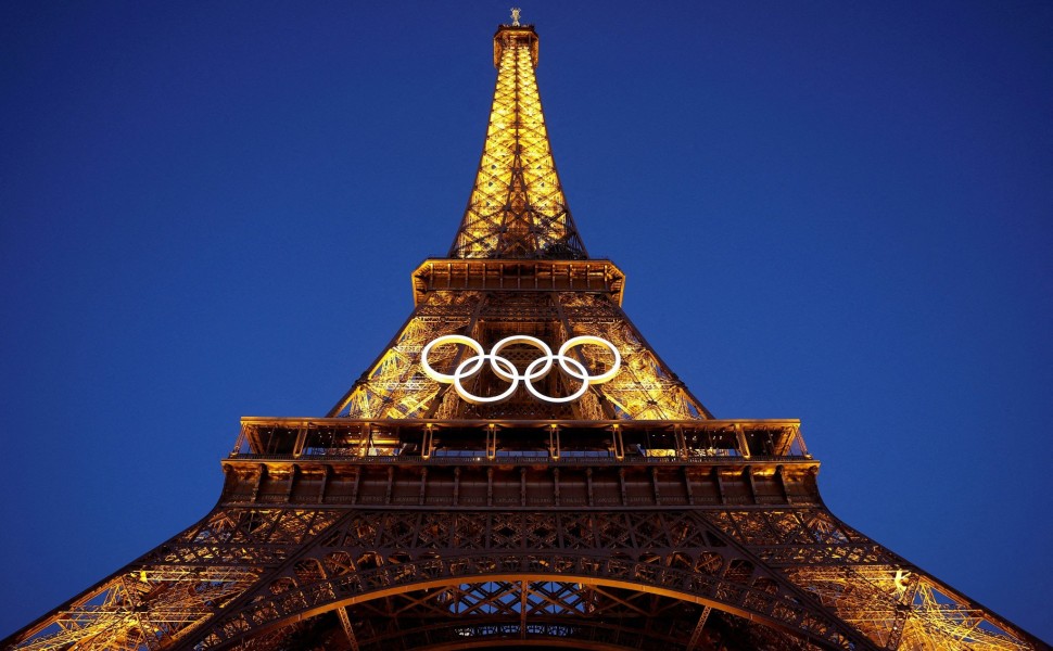 Ο Πύργος του Άιφελ φωταγωγημένος και με τους Ολυμπιακούς Κύκλους / Reuters