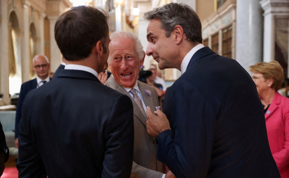Ο βασιλιάς Κάρολος συναντήθηκε με τον Κυριάκος Μητσοτάκη και τον Εμανουέλ Μακρόν στην 4ης Σύνοδο της Ευρωπαϊκής Πολιτικής Κοινότητας / Reuters