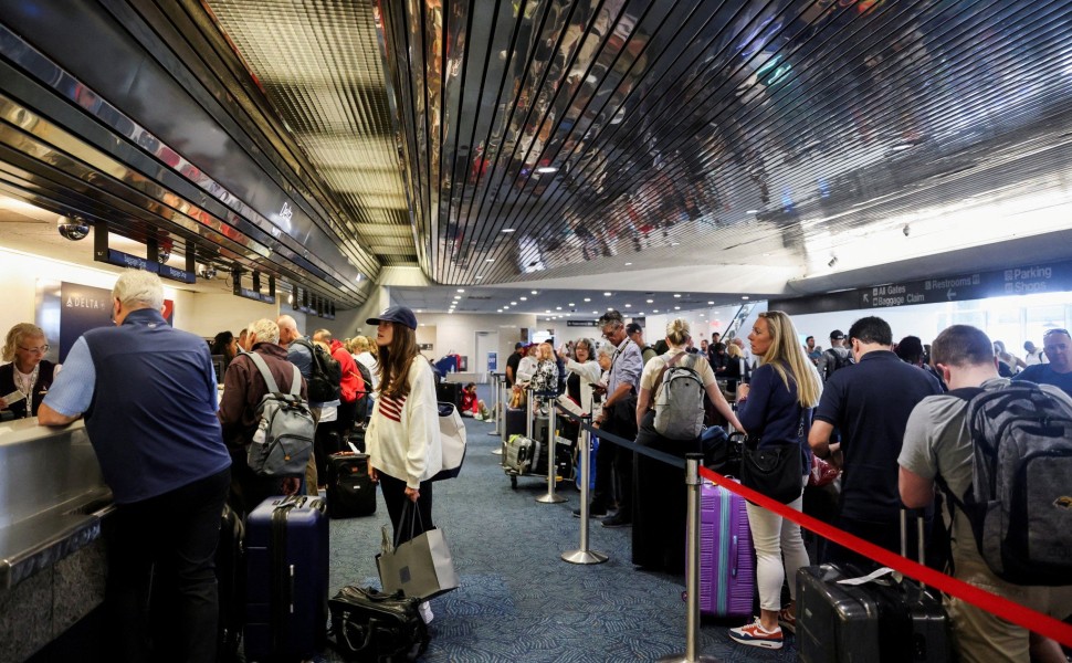 Επιβάτες περιμένουν στο αεροδρόμιο μετά το «μπλακάουτ» της CrowdStrike / πηγή: Reuters