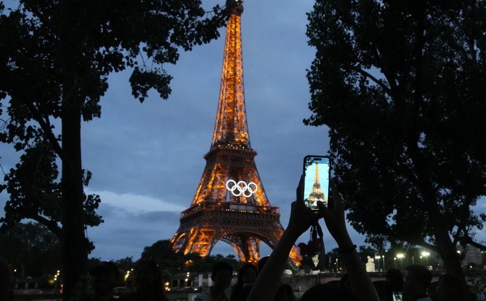 Ο Πύργος του Άιφελ φωταγωγημένος με τους Ολυμπιακούς κρίκους / Reuters