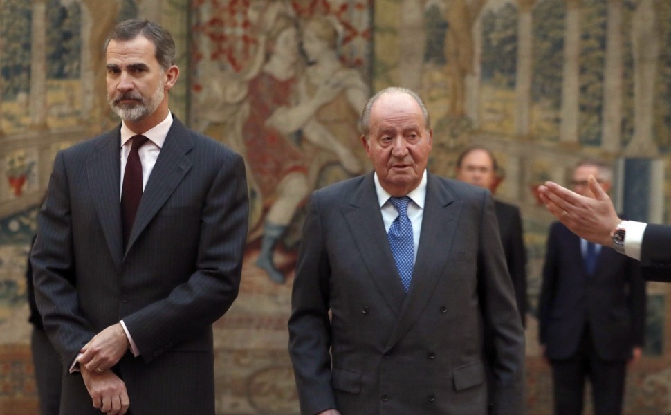 Ο νυν βασιλιάς της Ισπανίας Φελίπε με τον πατέρα του, τέως βασιλιά Χουάν Κάρλος / Φωτογραφία αρχείου ΑΠΕ