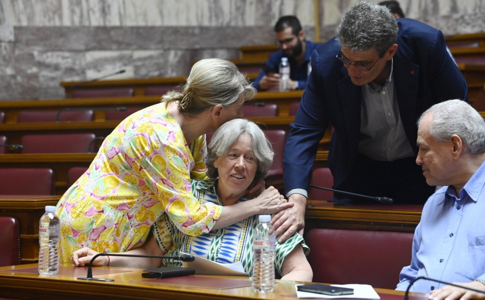 Οι βουλευτές του ΣΥΡΙΖΑ αγκαλιάζουν την Αθηνά Λινού μετά το περιστατικό με τον Παύλο Πολάκη / Φωτογραφία: ΙΝΤΙΜΕ