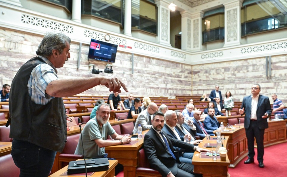 Ο Παύλος Πολάκης σε λεκτική αντιπαραθέση με τον Στάυρο Φάμελλο στη Βουλή/ eurokinissi