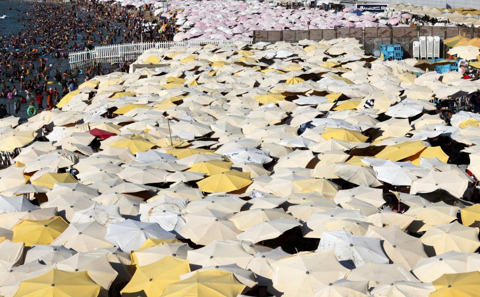 Η παραλία της Αλεξάνδρειας «πνιγμένη» στις ομπρέλες/Reuters