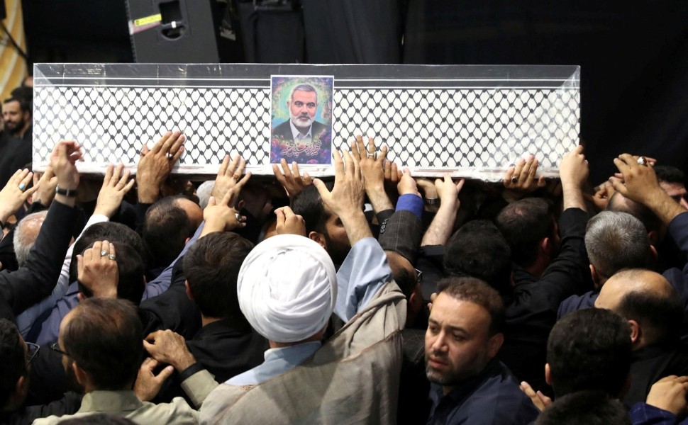 Ιρανοί προσκυνούν το φέρετρο του Ισμαήλ Χανίγιε στην Τεχεράνη / Reuters