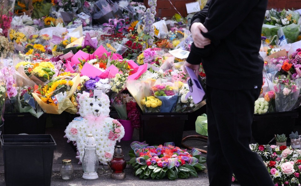 Λουλούδια και παιδικά παιχνίδια στο σημείο όπου έπεσαν νεκρά τα τρία μικρά κορίτσια / Reuters