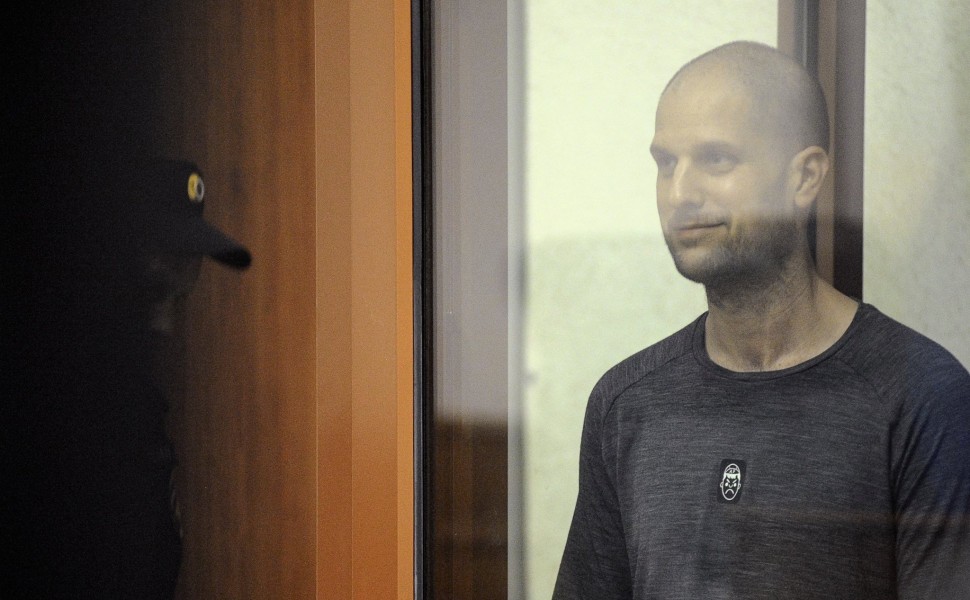 O δημοσιογράφος της WSJ, Έβαν Γκέρσκοβιτς, στη διάρκεια της δίκης του στη Ρωσία. Φωτό: Reuters