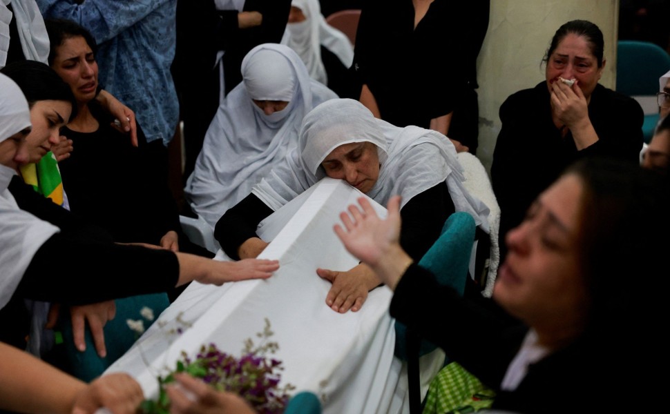 Οικογένειες θρηνούν για τον θάνατο 12 παιδιών από ρουκέτα, προερχόμενη από τον Λίβανο, που έπληξε γήπεδο στα υψίπεδα του Γκολάν/Reuters