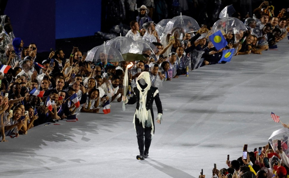 Ο μασκοφόρος με την Ολυμπιακή Φλόγα στην Τελετή Έναρξης στο Παρίσι/Reuters