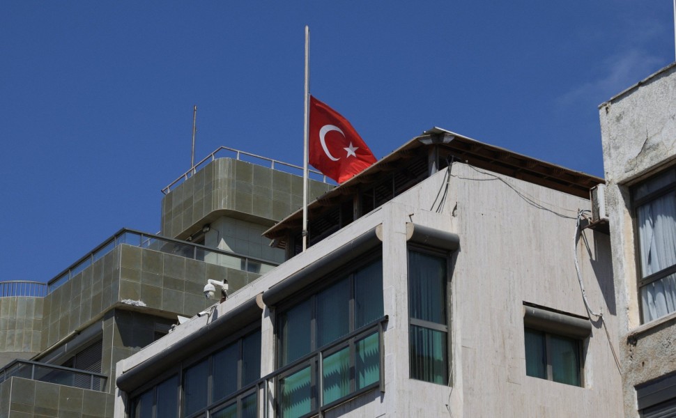 Μεσίστια κυματίζει η σημαία στην τουρκική πρεσβεία στο Ισραήλ, λόγω του θανάτου του Ισμαήλ Χανίγια. Φωτό: Reuters