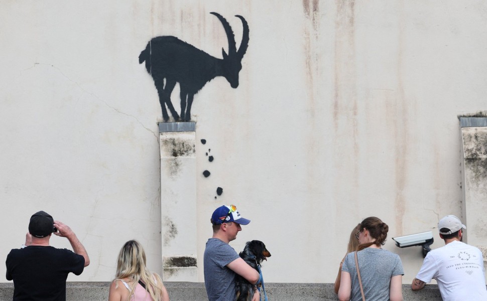 Το νέο γκράφιτι του καλλιτέχνη Banksy κοσμεί τοίχο στο Λονδίνο / Reuters
