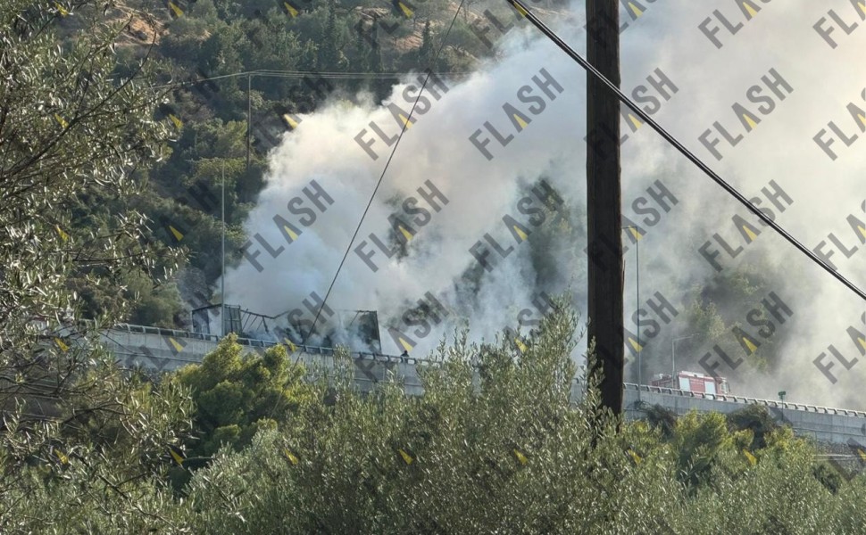 Το φορτηγό που πήρε φωτιά στην εθνική οδό Κορίνθου - Πατρών (φωτο: flash.gr)