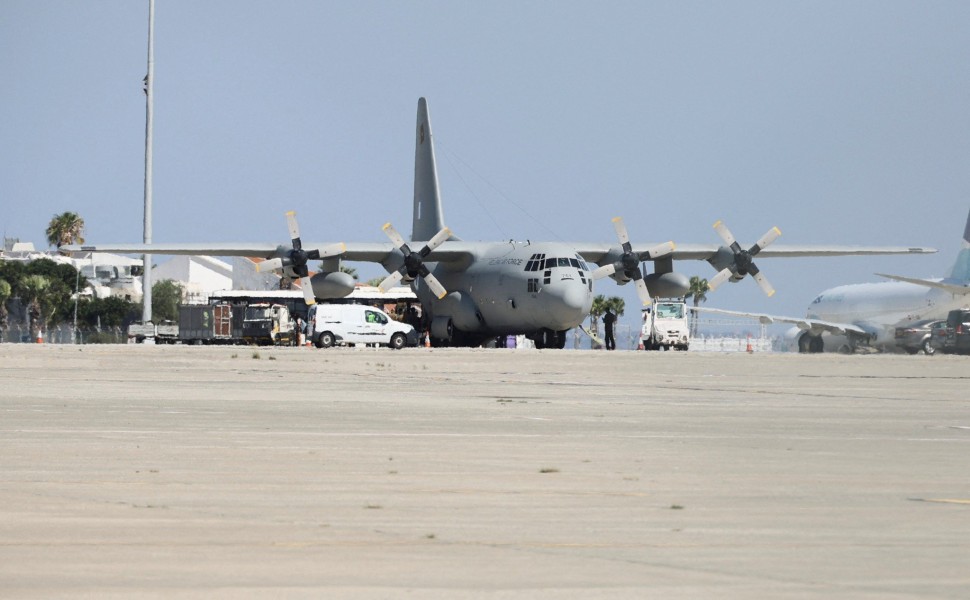 To ελληνικό C-130 στο αεροδρόμιο της Βηρυτού / Reuters