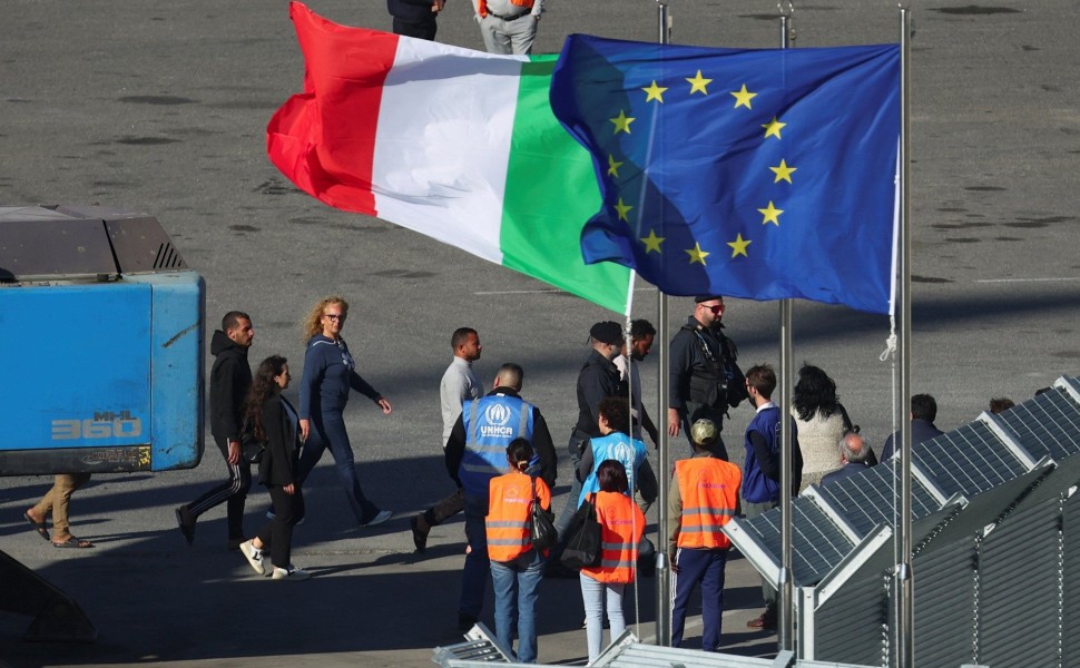 Η πρώτη ομάδα μεταναστών από την Ιταλία φτάνει στην Αλβανία, προκειμένου να μεταφερθεί σε προαναχωρησιακό κέντρο. Φωτό: Reuters