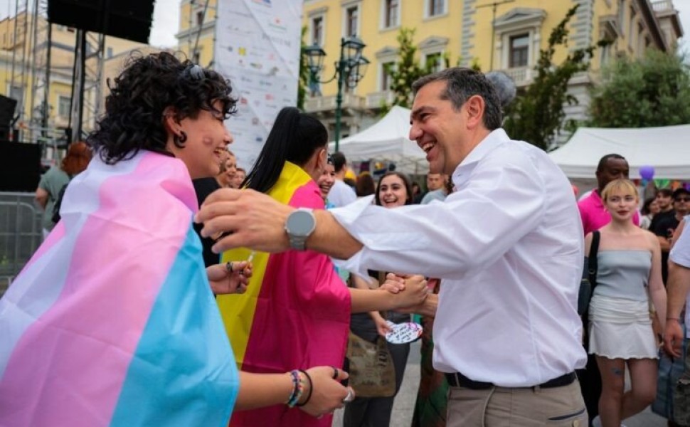 (ΞΕΝΗ ΔΗΜΟΣΙΕΥΣΗ) Ο πρόεδρος του ΣΥΡΙΖΑ - Προοδευτική Συμμαχία Αλέξης Τσίπρας επισκέπτεται περίπτερα στο Athens Pride 2023 στην πλατεία Κοτζιά, το Σάββατο 10 Ιουνίου 2023. ΑΠΕ-ΜΠΕ/ΣΥΡΙΖΑ - Προοδευτική Συμμαχία/Thomas Zikos