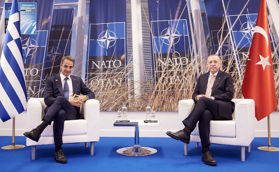 (Ξένη Δημοσίευση) O πρωθυπουργός Κυριάκος Μητσοτάκης (Α) συνομιλεί με τον Πρόεδρο της Τουρκίας Ταγίπ Ερντογάν (Recep Tayyip Erdogan) (Δ) κατά τη διάρκεια της συνάντησής τους, στο περιθώριο της Συνόδου  Κορυφής του NATO, στις Βρυξέλλες, τη Δευτέρα 14 Ιουνί